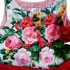 Detail des floralen Oberteils am Kinderdirndl Herzilein mit Knopfleiste