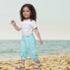 Kind am Strand mit blauer Hose Zoè + Nico – genäht nach Schnittmuster Kinderhose unisex