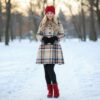 Mantel Noèmie im Karostoff – romantisches Schnittmuster Damenmantel mit A-Linie, Rüschen und taillierter Passform für Winteroutfits
