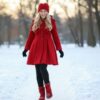 Roter Wintermantel Noèmie – Schnittmuster Damenmantel A-Linie mit Kapuze, Rüschen und eleganter Knopfleiste