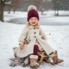 Mädchen im Schnee mit Mantel Ninette – warmer Kindermantel mit Ballonärmel aus Walkstoff, genäht nach TOSCAminni Schnittmuster