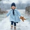 Wintermantel für Kinder – Mantel Ninette mit Ballonärmel aus Walkstoff, Schnittmuster von TOSCAminni, genäht in Hellblau