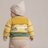 Babysweater Rückansicht getragen – Baby Pullover Schnittmuster kostenlos für Anfänger | TOSCAminni