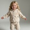 Schnittmuster Kinderjacke Dotta aus beigem Cord, kombiniert als Set mit passender Hose.