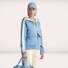 Detailaufnahme der blauen Jacke Dotta mit Reißverschluss und großen aufgesetzten Taschen.